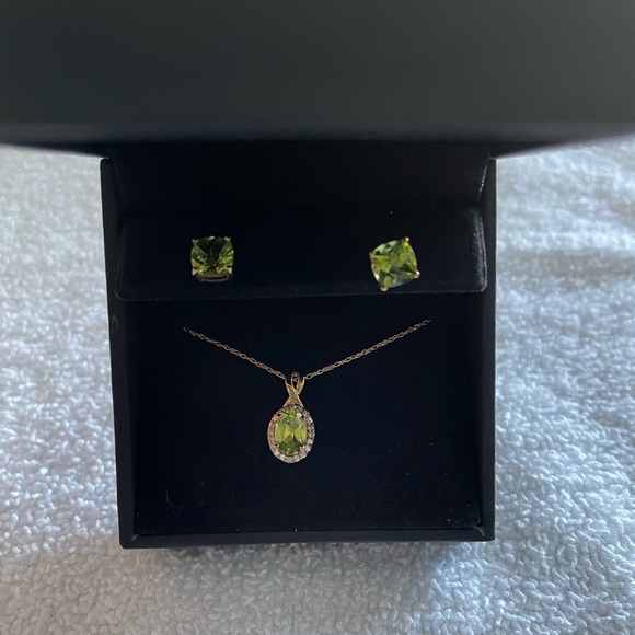 Oval Emerald 1/15 Ct. T.W. Diamond Frame Pendant in 10K Gold. 6mm Emerald stud. - Picture 2 of 4